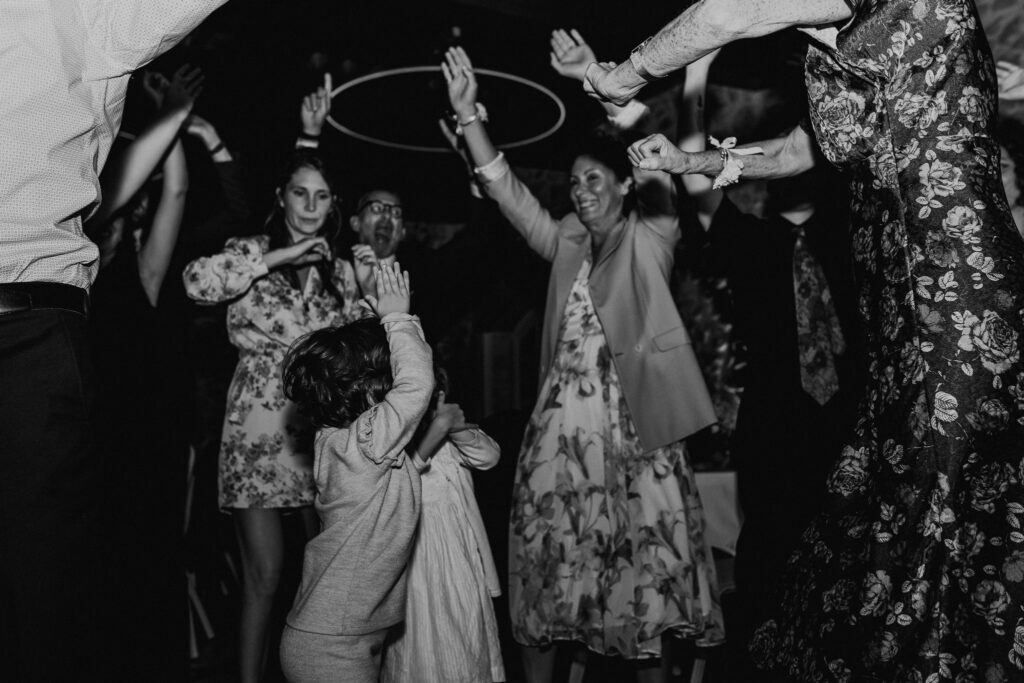 Photographe mariage dynamique Domaine de la Chartrognière Chloé Laydevant