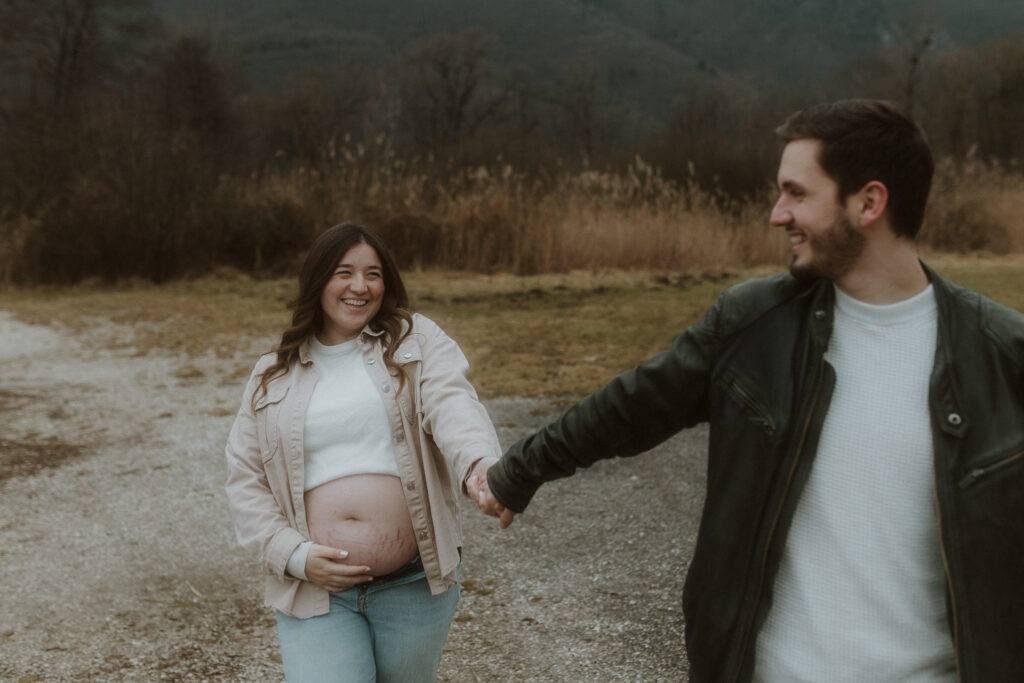 Seance photo maternite lac Annecy Chloe Laydevant