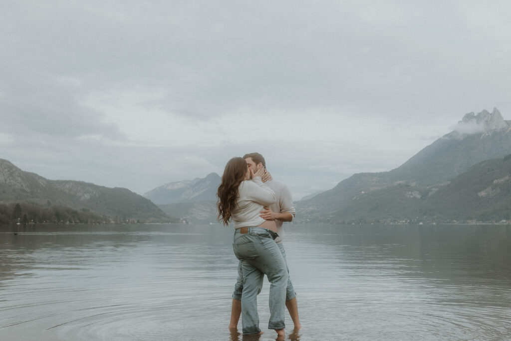 Seance photo maternite lac Annecy Chloe Laydevant