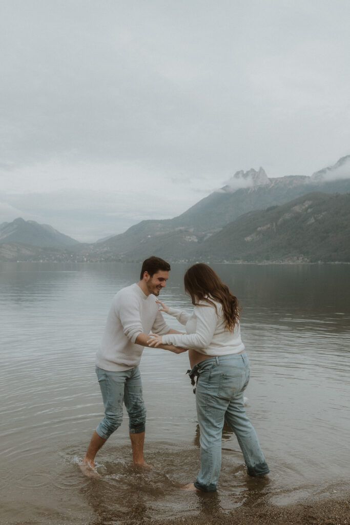 Seance photo maternite lac Annecy Chloe Laydevant