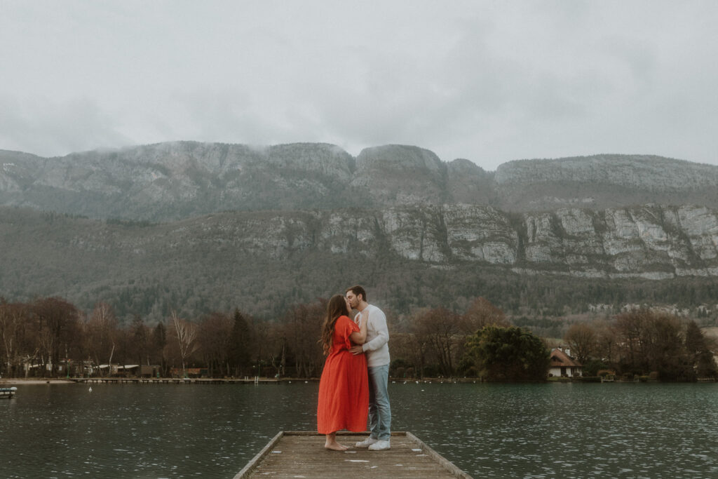 Seance photo maternite lac Annecy Chloe Laydevant