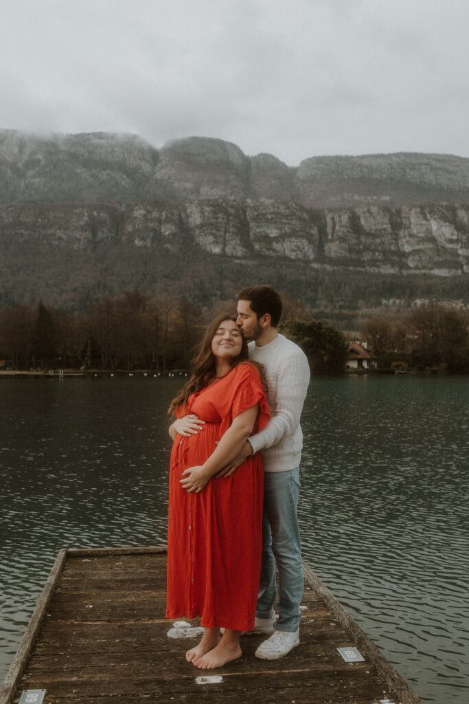 seance photo grossesse hiver bout du lac Chloe laydevant