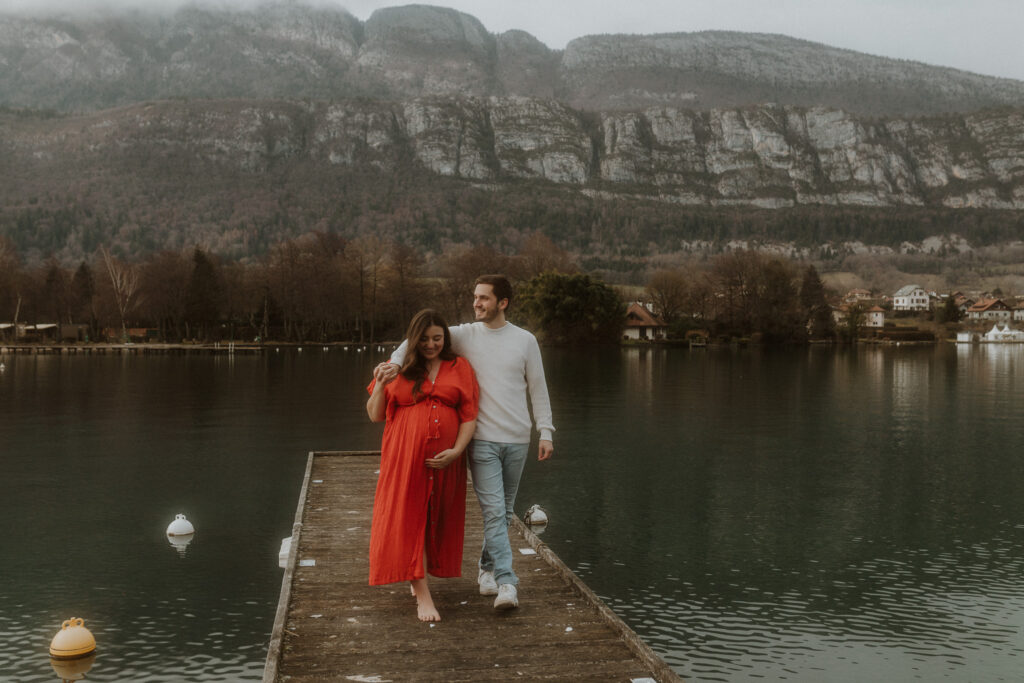 Seance photo maternite lac Annecy Chloe Laydevant