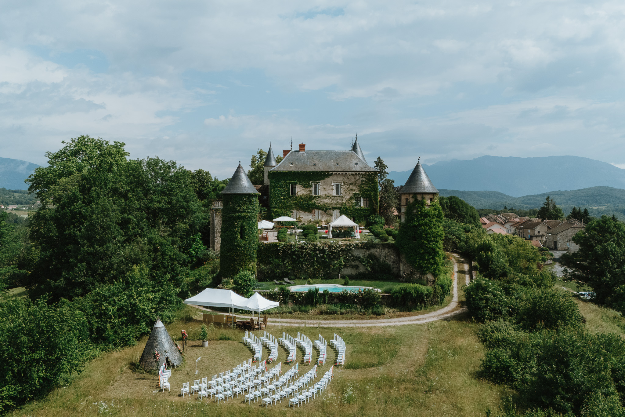 Vue aérienne du château d'Andert dans l'Ain